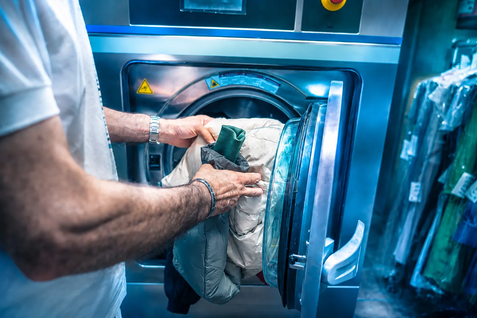 Textilien werden in eine professionelle Reinigungsmaschine geladen