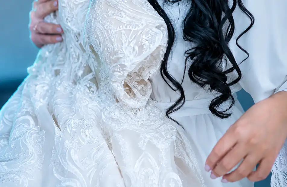 Braut mit gereinigtem Spitzenkleid bei der Abholung in Fellbach